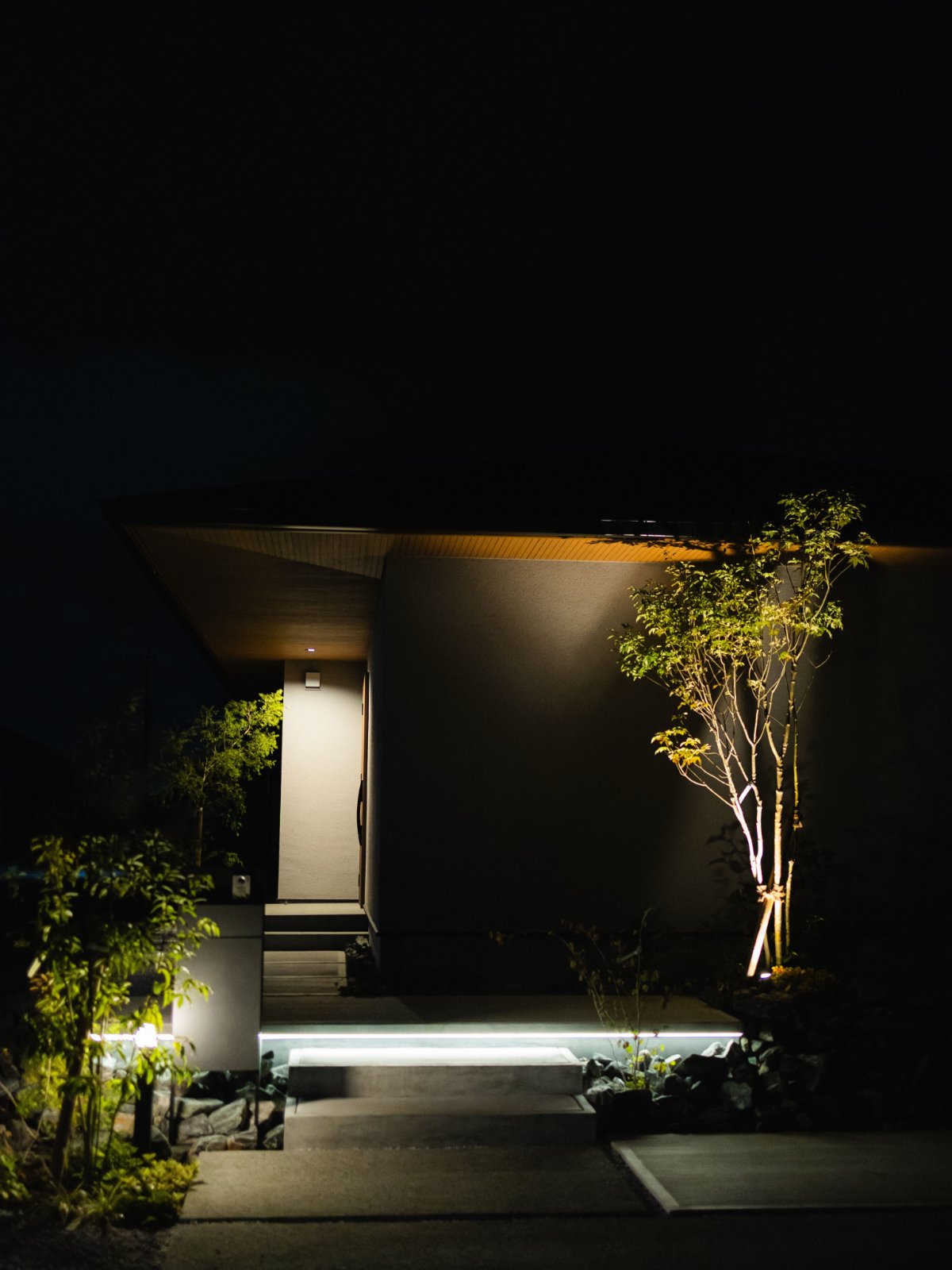 夜の外観